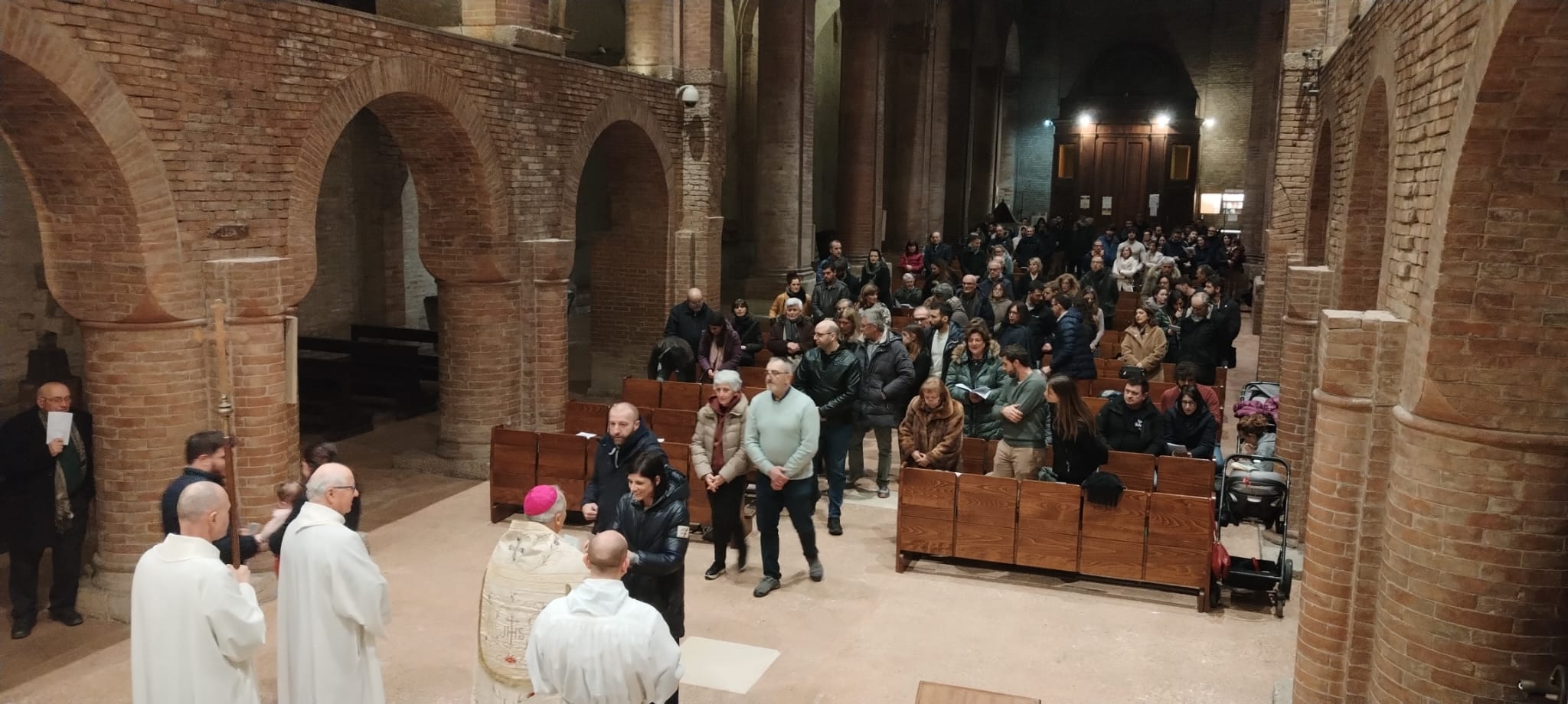 Il Vescovo e l'assemblea all'inizio della veglia degli innamorati